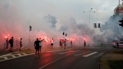 Puławianie pamiętają o kolejnych rocznicach godziny W. W centrum ruch na kilka minut zostaje wstrzymany, a gdy zaczynają wyć syreny alarmowe kibice odpalają race