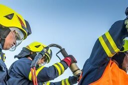 Zderzenie dwóch aut osobowych w Zakręciu. Cztery osoby ranne, droga zablokowana