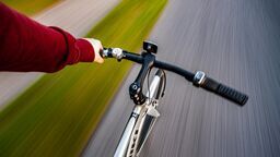 65-latka na rowerze: kolizja, mandat i promile