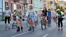 Nightskating na rolkach i rowerach. Pokonali ponad 20 kilometrów przez miasto