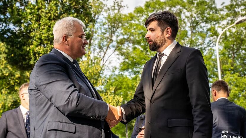 Ważnym momentem spotkania było przekazanie przez Prezydenta Chełma oficjalnego zaproszenia dla Prezydenta Ukrainy Wołodymyra Zełenskiego