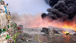 Strażacy walczą z pożarem pod Kraśnikiem. Jest apel do mieszkańców 