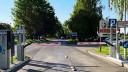 Przy wjeździe na parking szpitala można pobrać bilet, ale nowy system czyta też tablice rejestracyjne