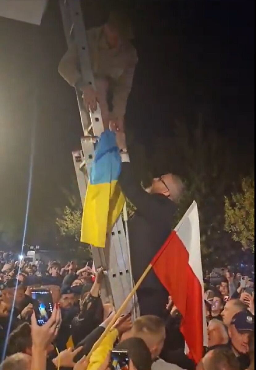 Zdjęcie flagi Ukrainy z budynku Urzędu Miasta w Białej Podlaskiej