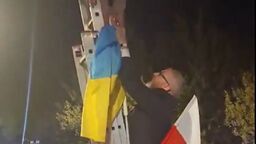 Zdjęcie flagi Ukrainy z budynku Urzędu Miasta w Białej Podlaskiej