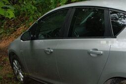 Skradziony Opel ukryty w lesie. Policja odzyskała auto i zatrzymała sprawców