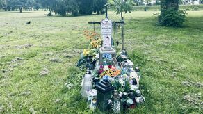 W miejscu, gdzie na os. Planty Eryk został napadnięty, pobity i gdzie zmarł, stoi krzyż, są kwiaty i znicze