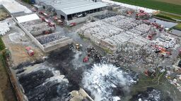 Pożar odpadów plastikowych pod Kraśnikiem. Zakład ma dzisiaj wrócić do pracy 