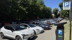 Radny Tomasz Gontarz (PiS) uważa, że na tym parkingu od lat bezprawnie pobiera się opłaty za parkowanie