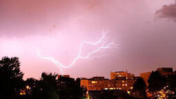 Ostrzeżenie IMiGW. Po upalnym weekendzie burzowy poniedziałek