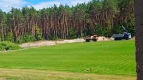 Samo boisko nie było odnawiane, bo jest w bardzo dobrym stanie. Natomiast dużo w ramach inwestycji, jest do zrobienia wokół niego