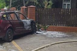 Samochód uderzył w płot i spłonął. Kierowca nie żyje