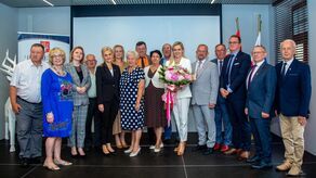 Marta Majewska rządzi w Hrubieszowie drugą kadencję. Zeszłoroczne wybory wygrała w pierwszej turze, zdobywając poparcie 61 procent mieszkańców. Do nowej 15-osobowej radny wprowadziła 11 reprezentantów KWW Porozumienie i Rozwój, którego była twarzą. W zeszłym miesiącu radni udzielili swojej burmistrz wotum zaufania i absolutorium za wykonanie zeszłorocznego budżetu miasta