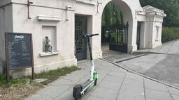 Zakaz wjazdu hulajnogą elektryczną do Parku Miejskiego obowiązuje od dawna. Aplikacja Lime blokuje więc pojazd w momencie, gdy ktoś próbuje tę wyznaczoną granicę przekroczyć