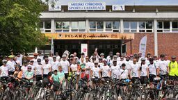 Ostatniego dnia rywalizacji puławscy rowerzyści zrobili sobie pamiątkowe zdjecie przed halą MOSiR. Puławy wywalczyły Puchar Rowerowej Stolicy Polski 2025