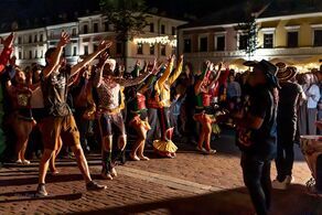 Jedna z plenerowych wieczornych potańcówek z uczestnikami Eurofolku na Rynku Wielkim w Zamościu