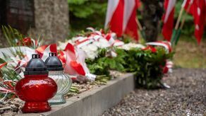 Symboliczne wieńce, znicze i minuta ciszy –85 lat po zbrodni Gestapo w Kumowej Dolinie w której życie straciło 115 osób 