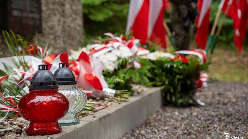 Symboliczne wieńce, znicze i minuta ciszy –85 lat po zbrodni Gestapo w Kumowej Dolinie w której życie straciło 115 osób 