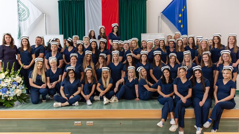 W Instytucie Nauk Medycznych PANS w Chełmie 79 absolwentek i absolwentów kierunku Pielęgniarstwo I stopnia zostało symbolicznie przyjętych do zawodu