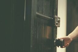 Jak otworzyć zamek w drzwiach, gdy zgubiłem klucz?