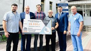 W oficjalnym przekazaniu symbolicznego czeku poza reprezentacją Stowarzyszenia Zamość 4x4 i przedstawicielami szpitala wziął udział również prezydent Zamościa