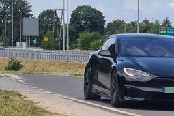 Pędził Teslą 191 na godzinę. Dostał 15 punktów i 5000 mandatu