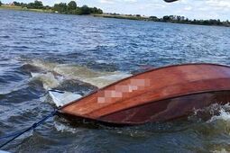 Małżeństwo wpadło do wody na zalewie. Pomógł policjant i bosman WOPR