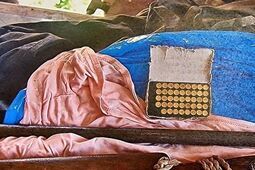 Nielegalna broń i amunicja ukryta w gospodarstwie