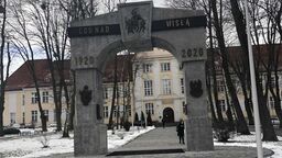 Tomaszowski Łuk Zwycięstwa nazywany powszechnie Łukiem Triumfalnym to instalacja, na której znajduje się m.in. wizerunek marszałka Piłsudskiego i ks. Ignacego Skorupki. Pod konstrukcją jest szlana tafla, a w podziemnej gablocie umieszczono szablę, przełamany sierp i młot oraz karabin, hełmy żołnierskie i mapę II RP. Złożona tam została również ziemia z różnych miejsc pamięci, np. pola bitwy pod Komarowem, ale też np. cmentarza Orląt Lwowskich