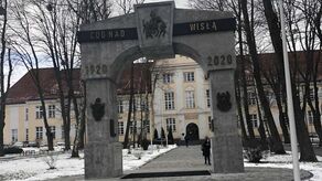 Tomaszowski Łuk Zwycięstwa nazywany powszechnie Łukiem Triumfalnym to instalacja, na której znajduje się m.in. wizerunek marszałka Piłsudskiego i ks. Ignacego Skorupki. Pod konstrukcją jest szlana tafla, a w podziemnej gablocie umieszczono szablę, przełamany sierp i młot oraz karabin, hełmy żołnierskie i mapę II RP. Złożona tam została również ziemia z różnych miejsc pamięci, np. pola bitwy pod Komarowem, ale też np. cmentarza Orląt Lwowskich