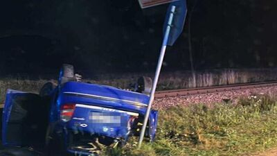 Wrak skody po zderzeniu z szynobusem