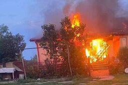 O świcie wybuchł pożar domu. Tylko jedna droga ucieczki przez okno