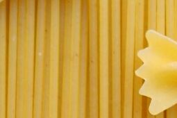 Penne, farfale i bucatini. I makaron z truskawkami