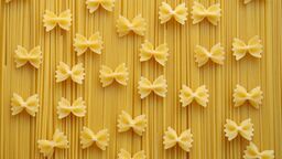 Penne, farfale i bucatini. I makaron z truskawkami