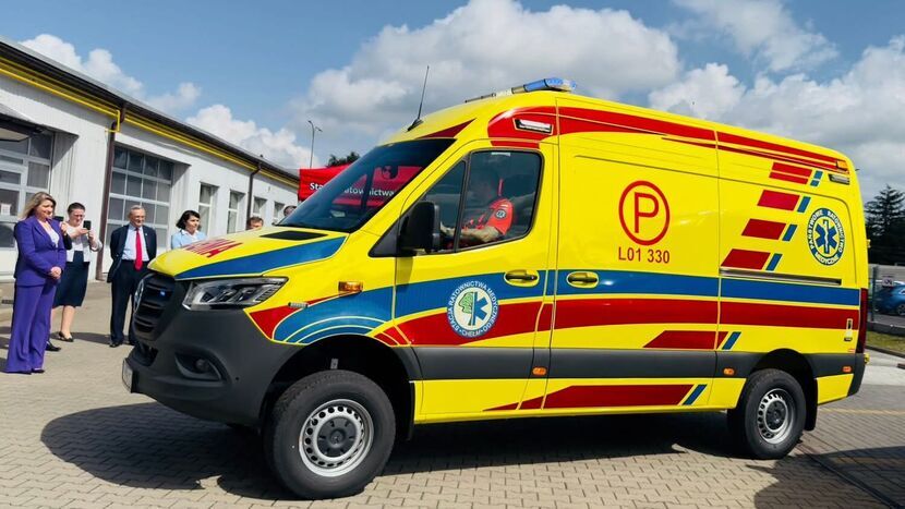 Przed siedzibą Stacji Ratownictwa Medycznego w Chełmie odbyło się uroczyste przekazanie dwóch karetek