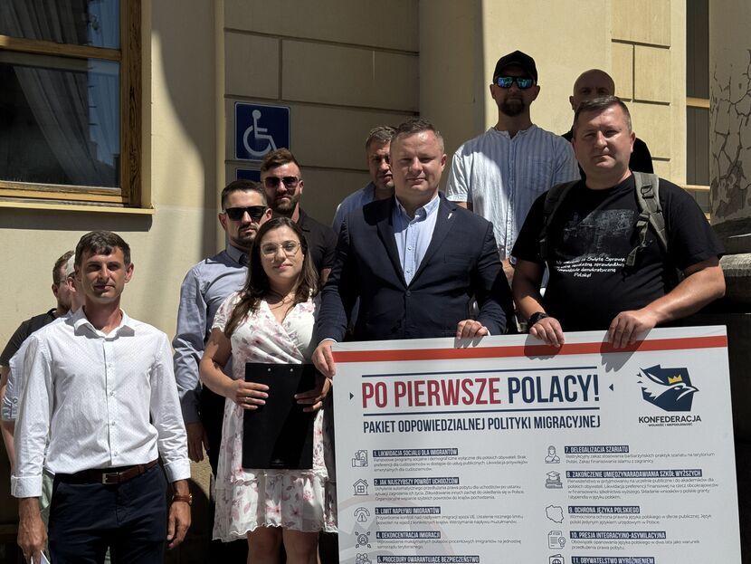 Politycy Ruchu Narodowego i Młodzieży Wszechpolskiej przed lubelskim ratuszem przypomnieli program Konfederacji sprzed dwóch lat, a w nim m.in.: likwidacja socjalu dla imigrantów, ochrona języka polskiego, czy limit napływu migrantów.