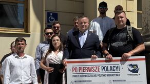 Politycy Ruchu Narodowego i Młodzieży Wszechpolskiej przed lubelskim ratuszem przypomnieli program Konfederacji sprzed dwóch lat, a w nim m.in.: likwidacja socjalu dla imigrantów, ochrona języka polskiego, czy limit napływu migrantów.