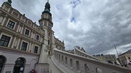 Schody zamojskiego ratusza przeszły kilkumiesięczny remont, na który miasto otrzymało sporą dotację z Polskiego Ładu dla Zabytków