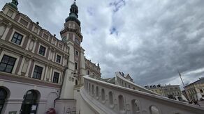 Schody zamojskiego ratusza przeszły kilkumiesięczny remont, na który miasto otrzymało sporą dotację z Polskiego Ładu dla Zabytków