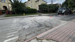 Zostawili sześć metrów dziurawej ulicy. Mieszkańcy Rudnickiej oburzeni
