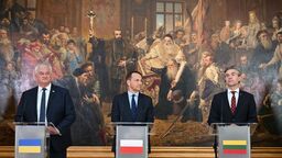 Ministrowie spraw zagranicznych Polski – Radosław Sikorski (w środku), Litwy – Kęstutis Budrys (z prawej strony) i Ukrainy – Andrij Sybiha podczas konferencji prasowej po spotkaniu z okazji obchodów 5. rocznicy powołania Trójkąta Lubelskiego