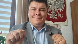 Rafał Kowalik nie ma absolutorium, ale referendum mu póki co nie grozi, pozostaje na stanowisku burmistrza Szczebrzeszyna