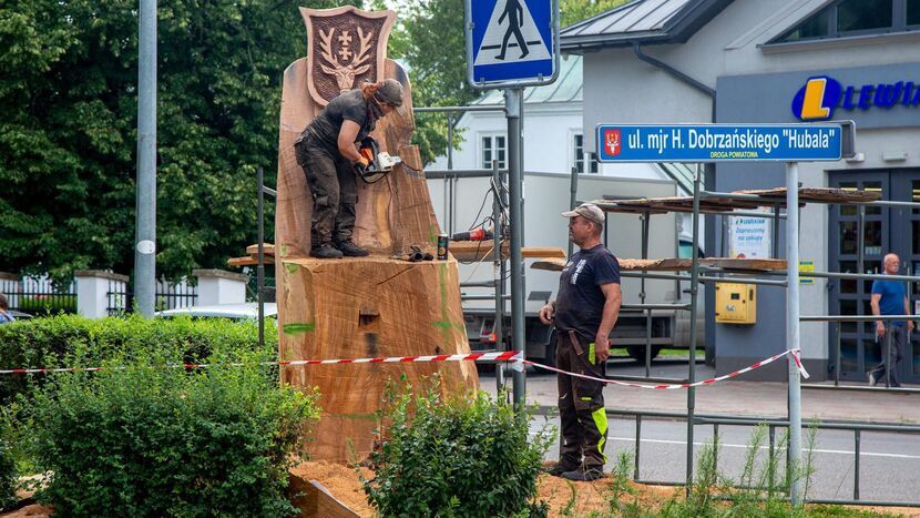 Artyści rzeźbiarze przy pracy nad pniem dębu „Wiktor”
