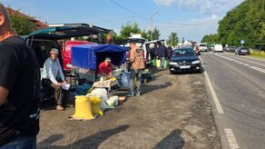 Od marca tego roku handel odbywał się na poboczu drogi wojewódzkiej, co nie tylko utrudniało życie sprzedawcom i klientom, ale również rodziło poważne obawy o bezpieczeństwo