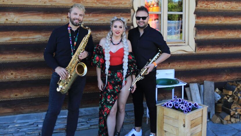 W środku Sylwia Morcinek, wokalistka i liderka zespołu 