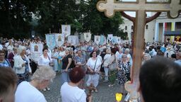 rocesja różańcowa na ulicach Lublina, 3 bm. w ramach obchodów 76. rocznicy „cudu lubelskiego”. Wydarzenie miało miejsce w archikatedrze lubelskiej 3 lipca 1949 roku, gdy na obrazie Matki Boskiej Częstochowskiej wierni mieli zobaczyć łzy