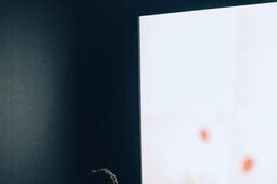 Od pomysłu do ekranu – proces produkcji filmu reklamowego