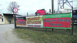 Wjazd na teren Gminnej Spółdzielnie w Niedrzwicy Dużej