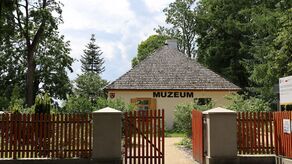 Sienkiewicza jeszcze więcej. Są pieniądze na odbudowę dworu 