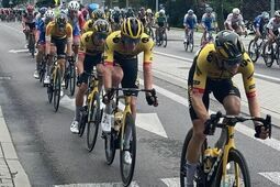 Kolarski wyścig sparaliżuje miasto. Zamknięte ulice i parkingi, objazdy autobusów. To potrwa cały dzień